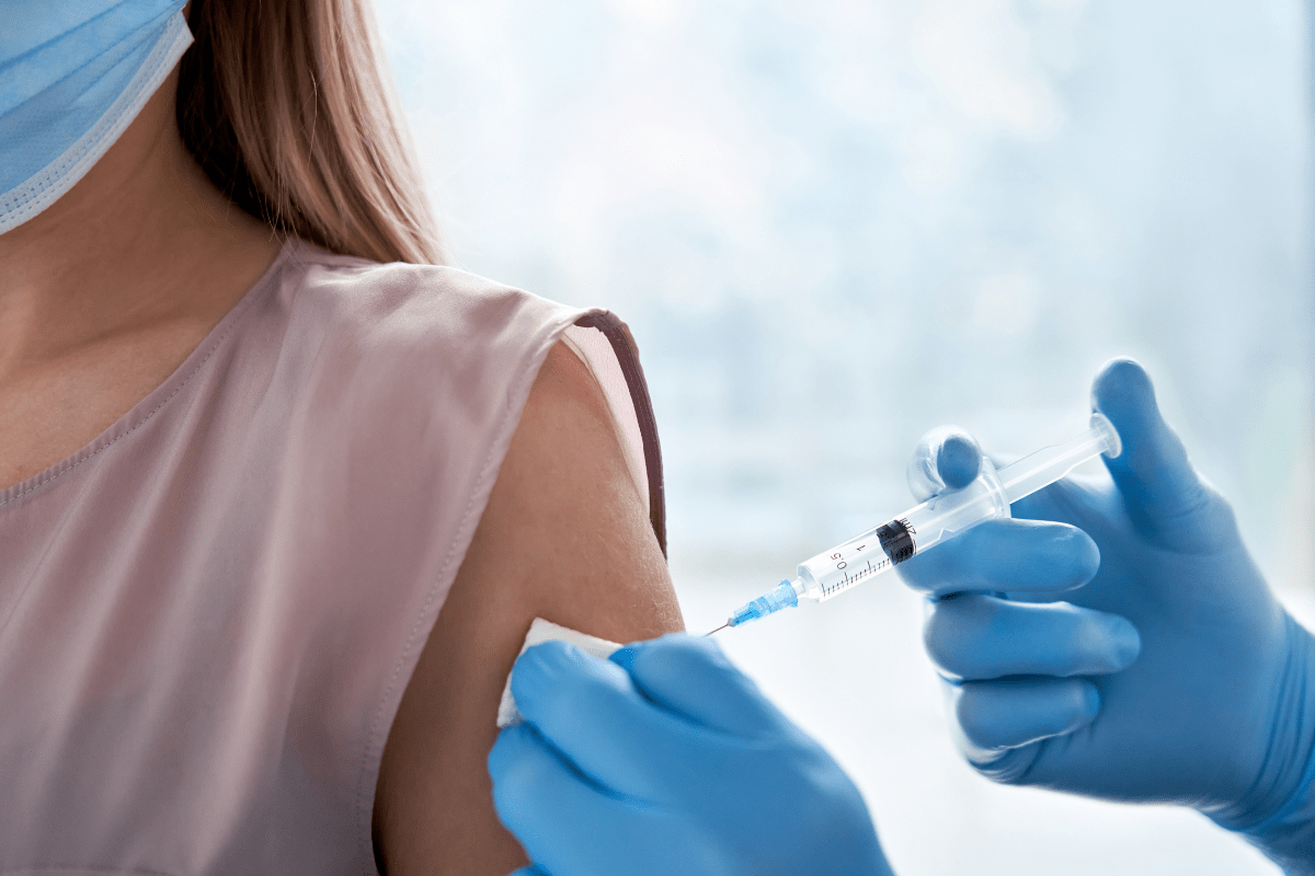 ワクチン接種後に抗原検査すると、陽性反応に影響する？